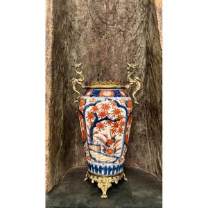 Vase japonais en porcelaine style Imari, monture bronze doré au dragon, XIXe siècle
