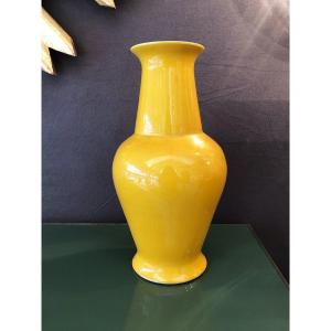 Vase Jaune En Céramique Vernissée. Chine, Début XXe Siècle