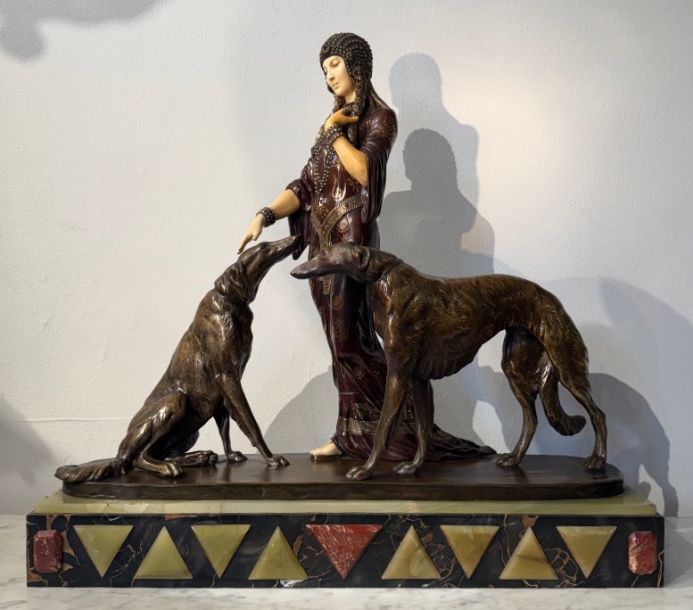 Louis Riché (1877-1949) Femme aux lévriers, chryséléphantine en bronze et ivoire 
