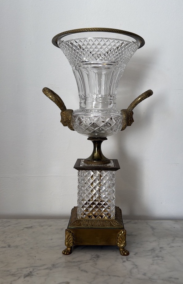 Grande urne Médicis en bronze doré et cristal taillé début XXème