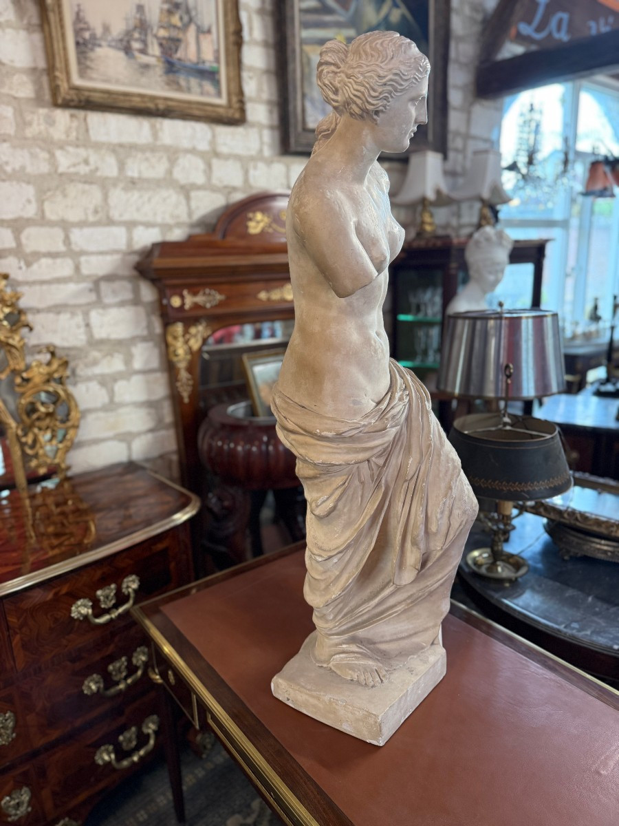 Sculpture Of The Venus De Milo-photo-4