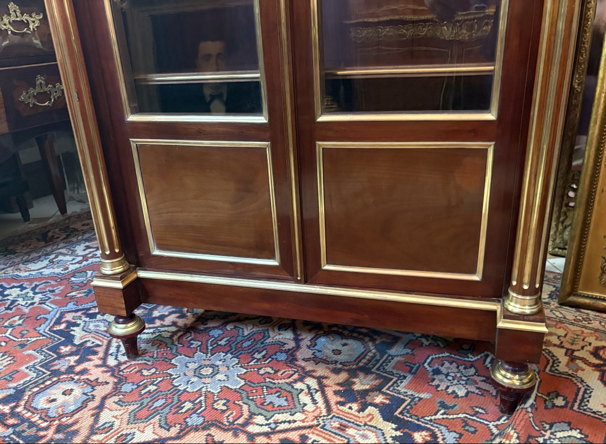 BIBLIOTHEQUE - VITRINE DE STYLE LOUIS XVI EN ACAJOU ET FILET DE LAITON-photo-3
