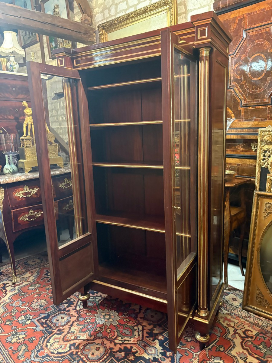BIBLIOTHEQUE - VITRINE DE STYLE LOUIS XVI EN ACAJOU ET FILET DE LAITON-photo-2
