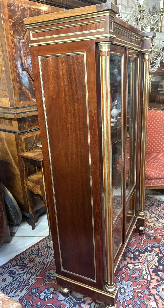 BIBLIOTHEQUE - VITRINE DE STYLE LOUIS XVI EN ACAJOU ET FILET DE LAITON-photo-4