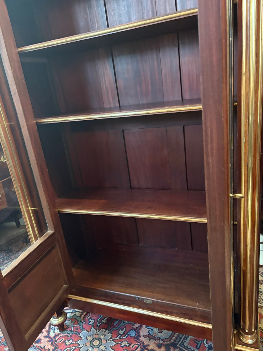BIBLIOTHEQUE - VITRINE DE STYLE LOUIS XVI EN ACAJOU ET FILET DE LAITON-photo-4