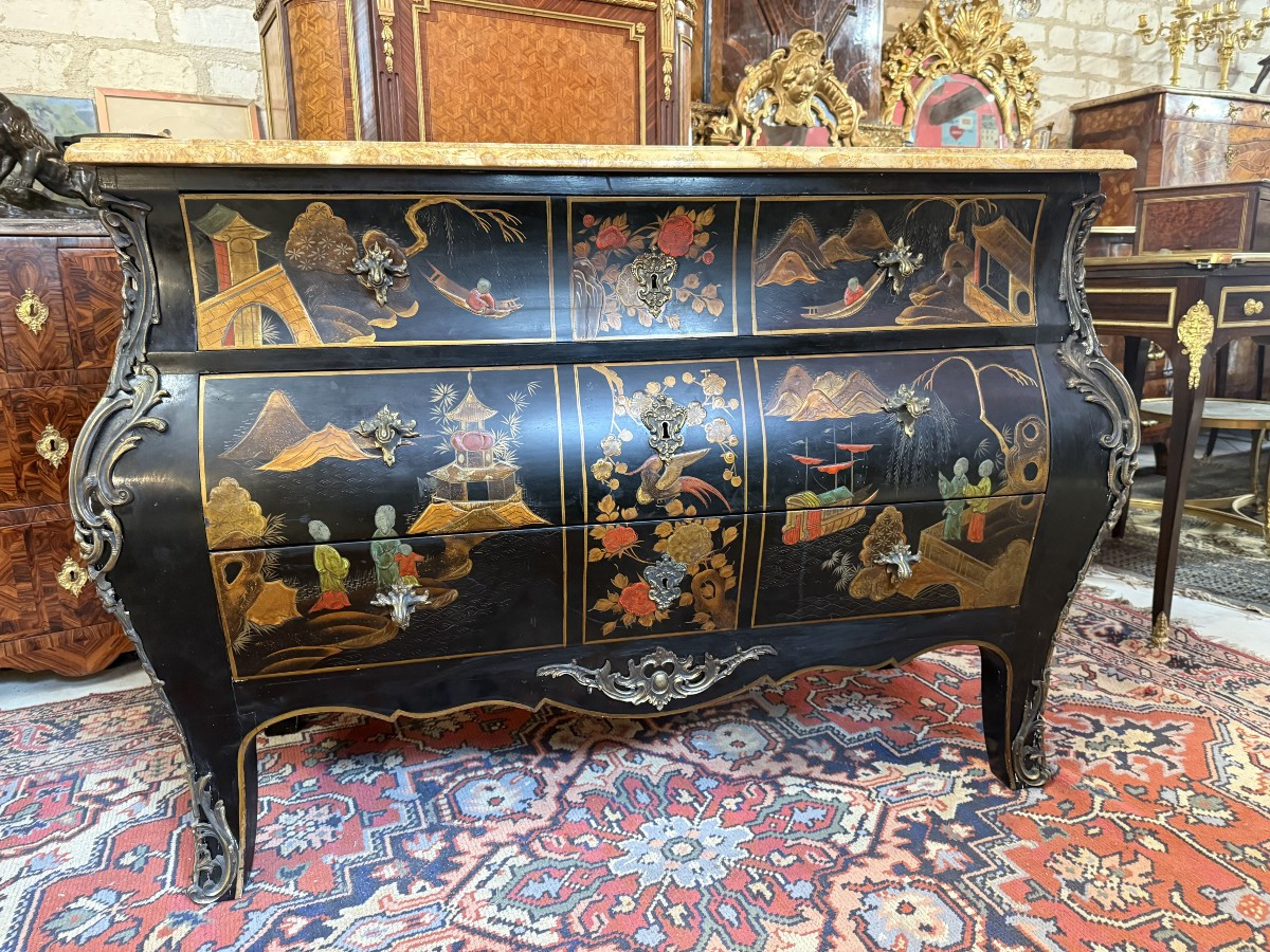 Louis XV Style Tomb-shaped Chest Of Drawers In Chinese Lacquer
