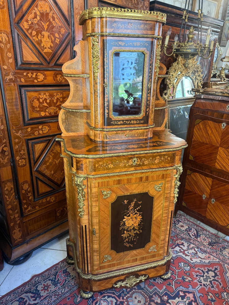  BUFFET A HAUTEUR D’APPUI FORMANT VITRINE EN MARQUETERIE DE STYLE LOUIS XV