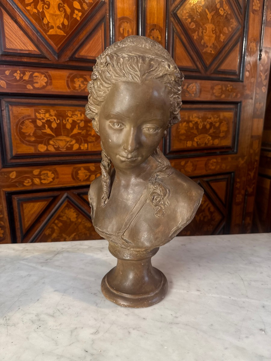 BUSTE EN TERRE CUITE REPRESENTANT UNE JEUNE FEMME 