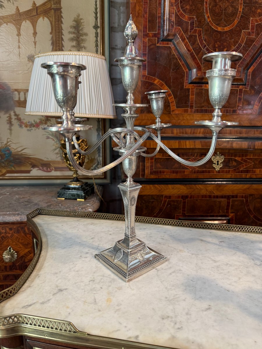 PAIRE DE CANDELABRES ANGLAIS EN METAL ARGENTE-photo-2