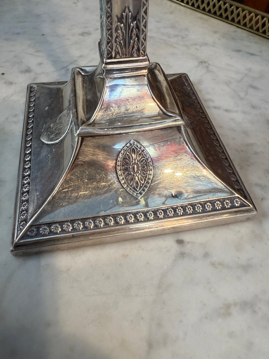PAIRE DE CANDELABRES ANGLAIS EN METAL ARGENTE-photo-2