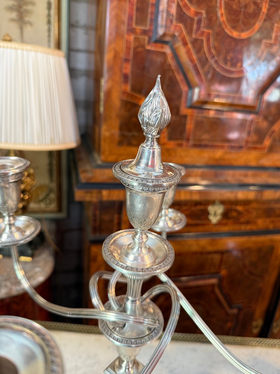 PAIRE DE CANDELABRES ANGLAIS EN METAL ARGENTE-photo-3