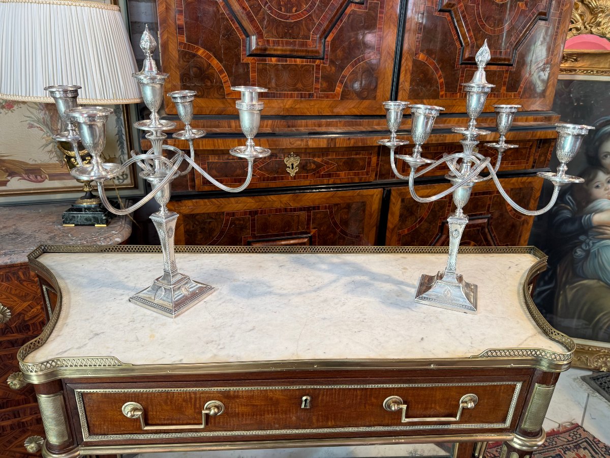 PAIRE DE CANDELABRES ANGLAIS EN METAL ARGENTE