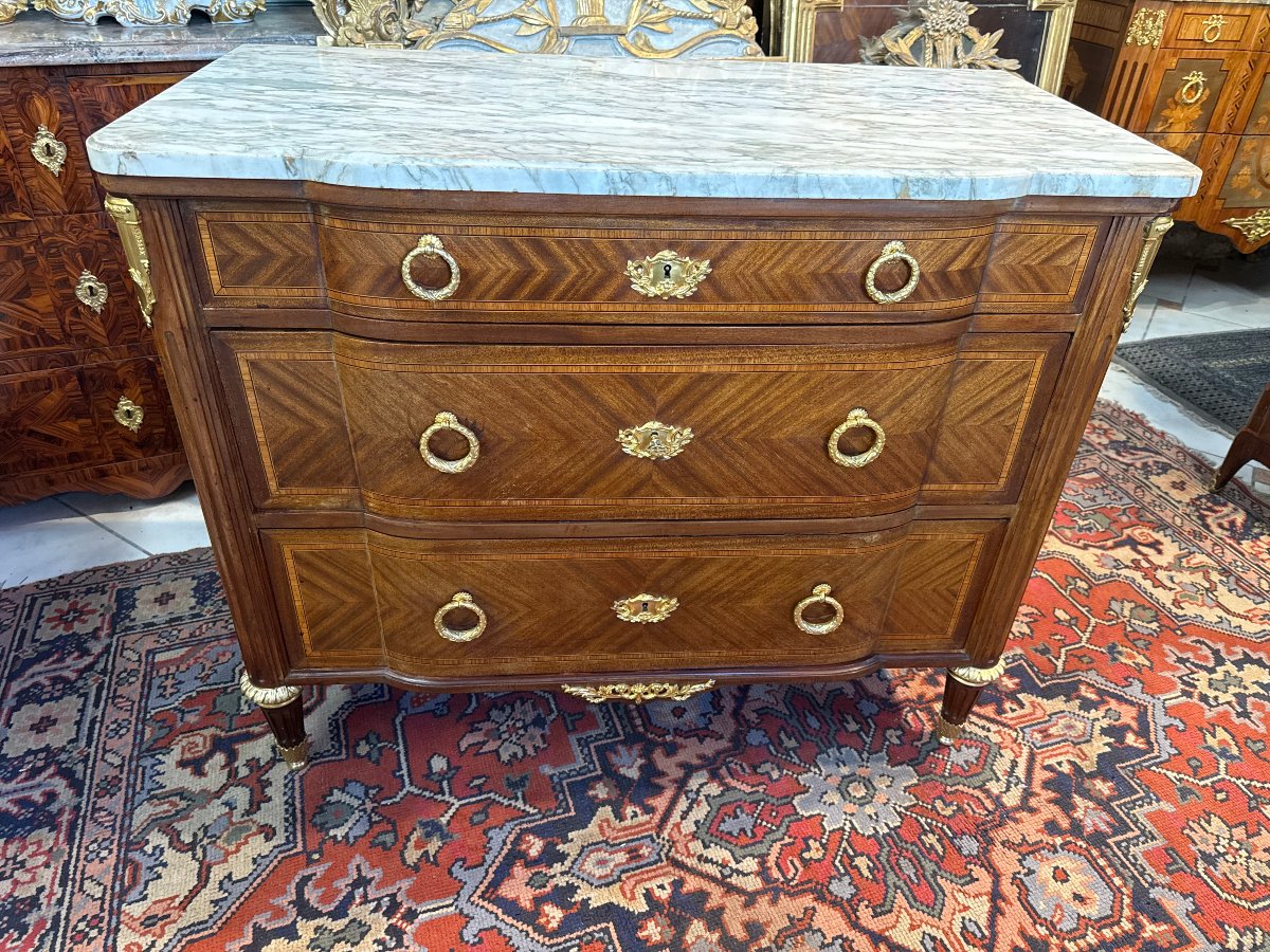 COMMODE A LEGER RESSAUT CENTRAL de style Louis XVI