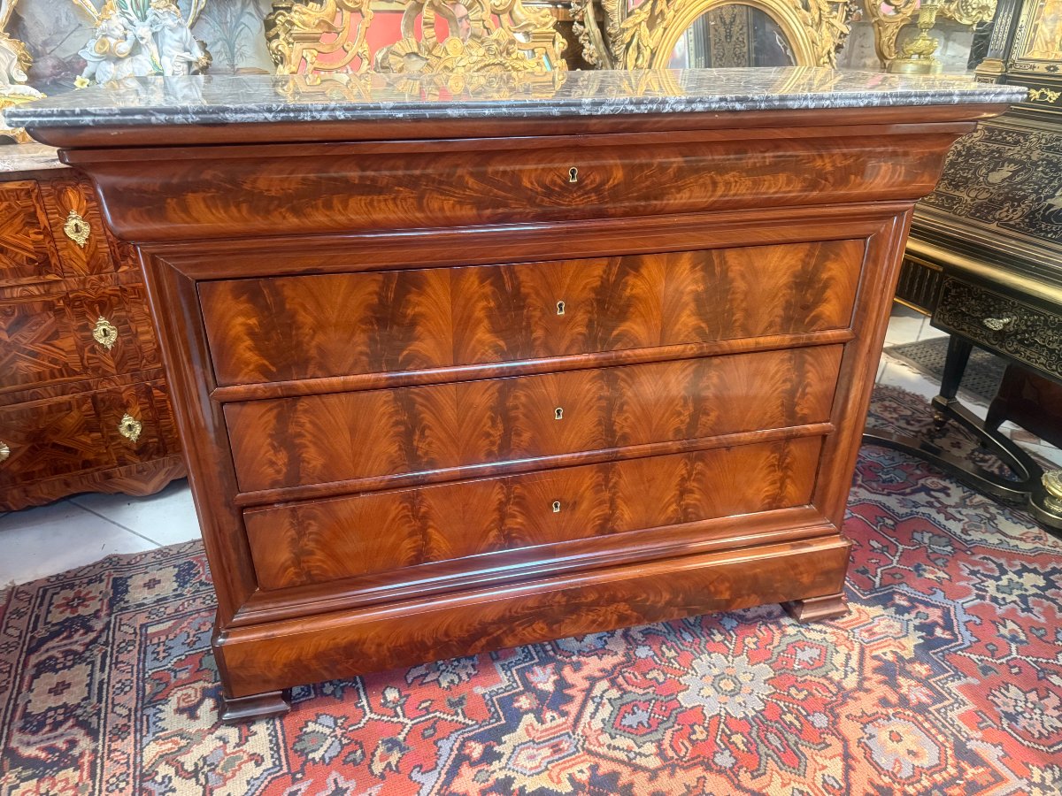 COMMODE EPOQUE LOUIS PHILIPPE EN PLACAGE ACAJOU FLAMME