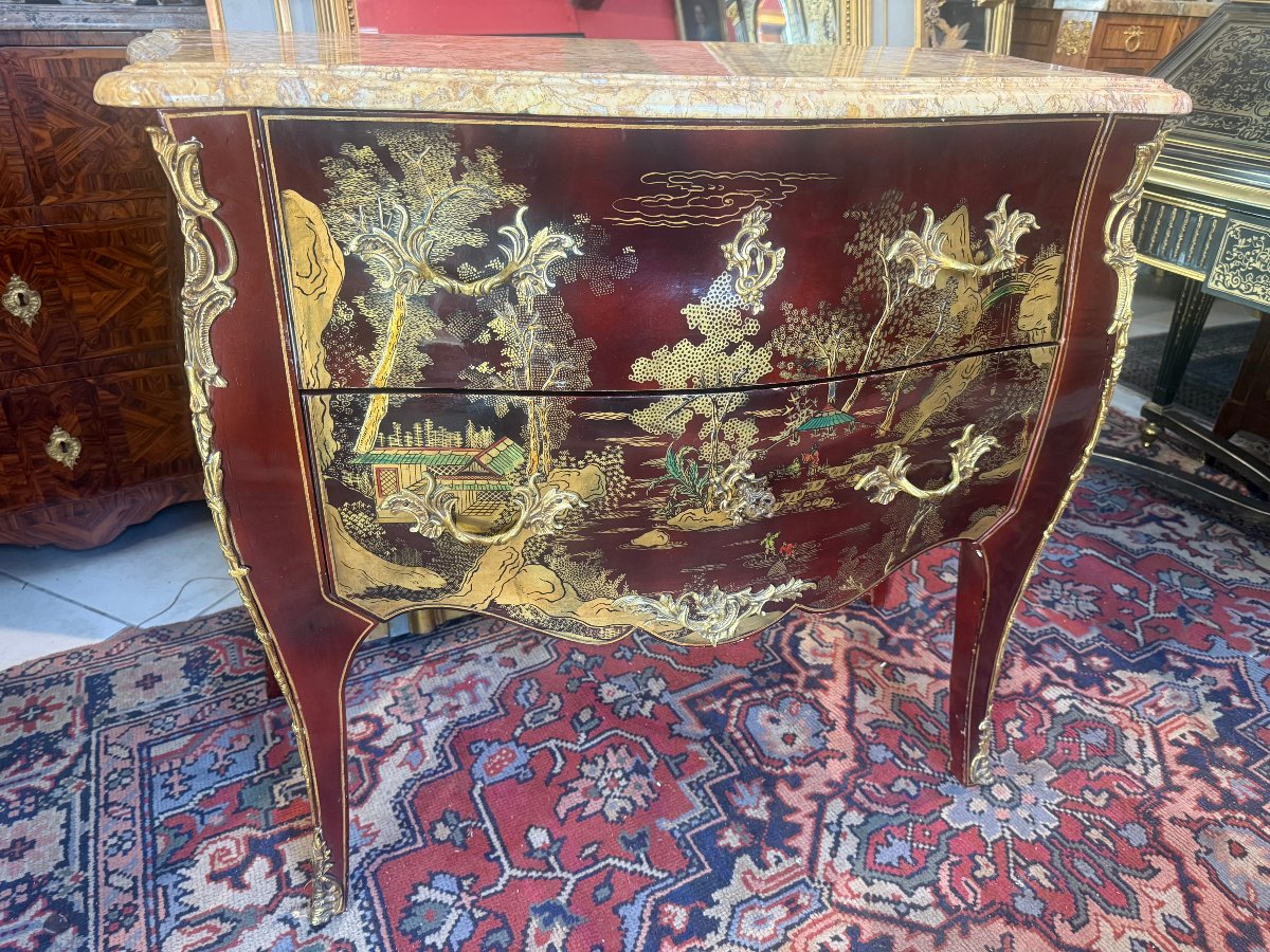 COMMODE SAUTEUSE LAQUE DE CHINE DE STYLE LOUIS XV