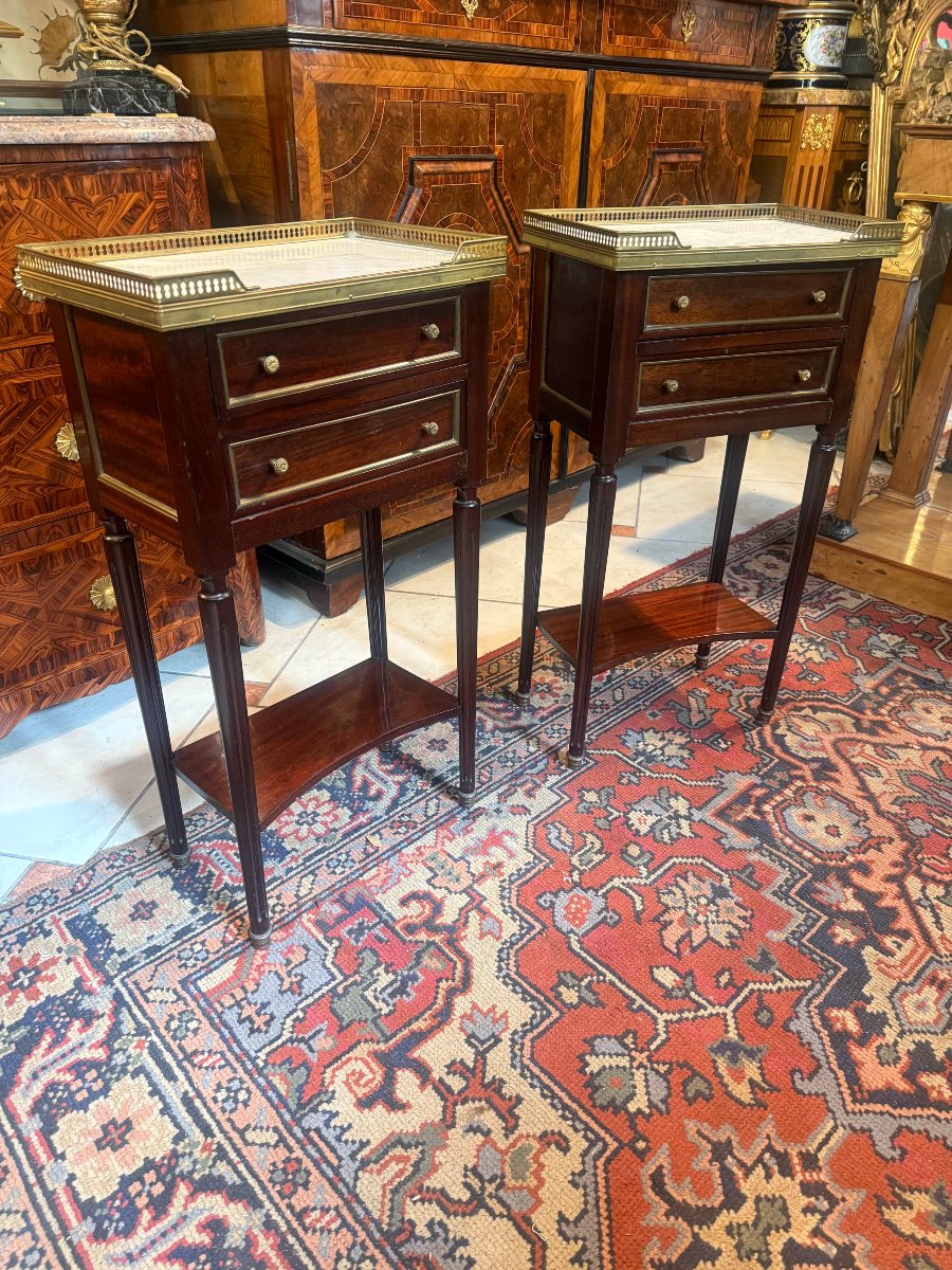 PAIRE DE CHEVETS DE STYLE LOUIS XVI