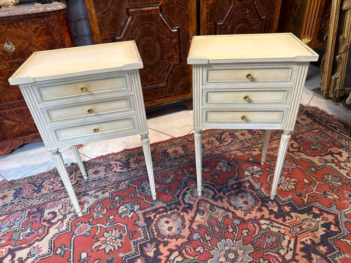 PAIRE DE CHEVETS RECHAMPI DE STYLE LOUIS XVI 