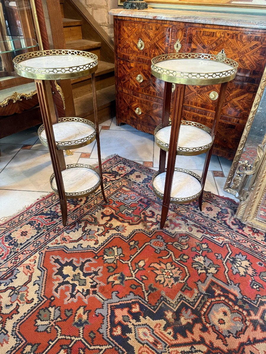 PAIRE DE GUERIDONS OU DESSERTE A TROIS PLATEAUX DE STYLE LOUIS XVI