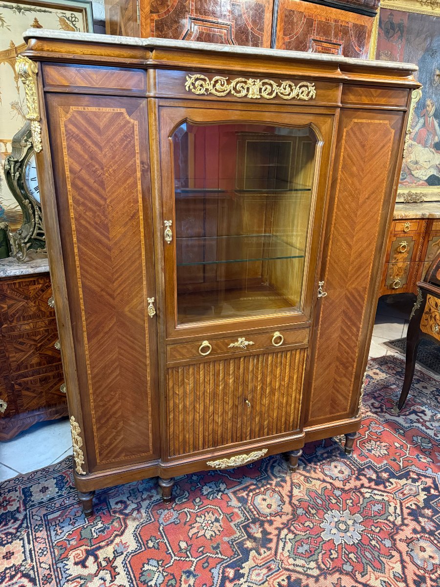 BIBLIOTHEQUE-VITRINE DE STYLE LOUIS XVI 
