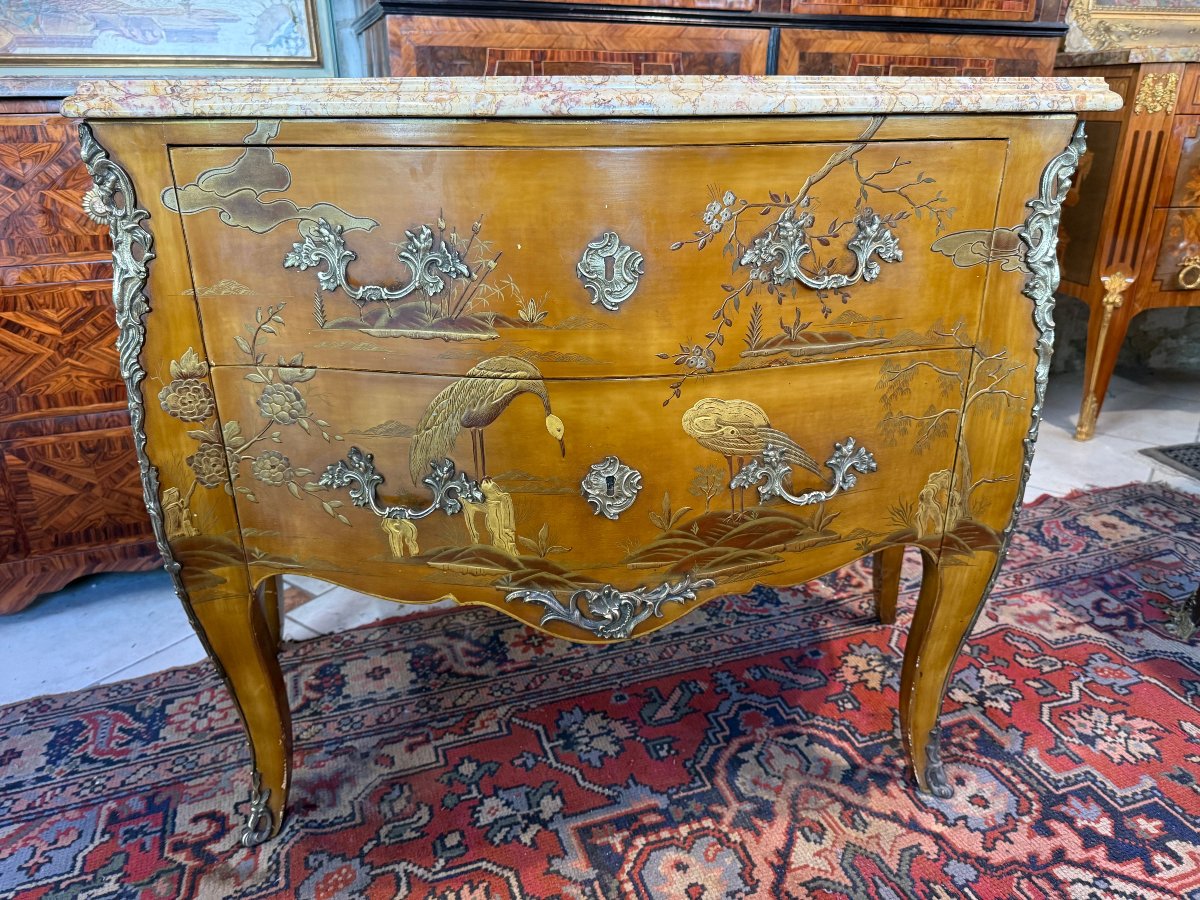 .COMMODE  DE STYLE LOUS XV EN LAQUE DE CHINE