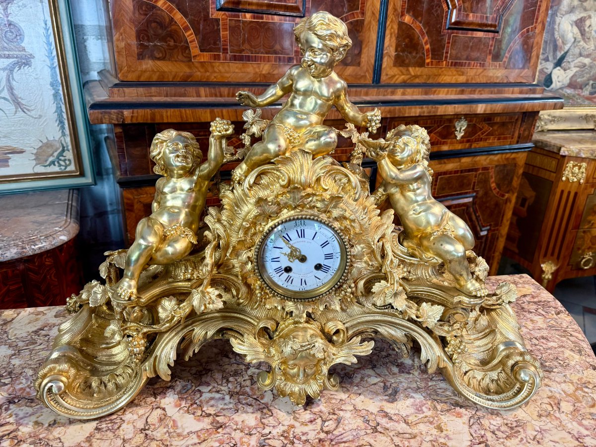 PENDULE DE CHEMINEE DE STYLE LOUIS XV " L’ENFANT BACCHUS, DIONYSOS DIEU GREC DES VENDANGES"