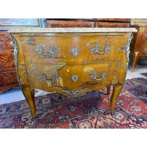 .COMMODE DE STYLE LOUS XV EN LAQUE DE CHINE