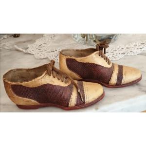 Paire De Petite Chaussures Anciennes  XXe  Porcelaine  