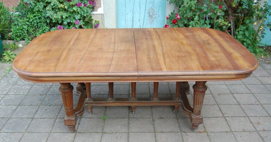 Table Napoléon III  En Noyer Avec Cinq  Rallonges 18 Couverts Du 19e Siécle