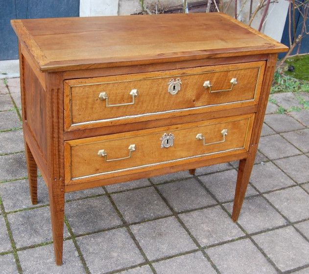petite commode d époque louis XVI en noyer fin du 18e siécle