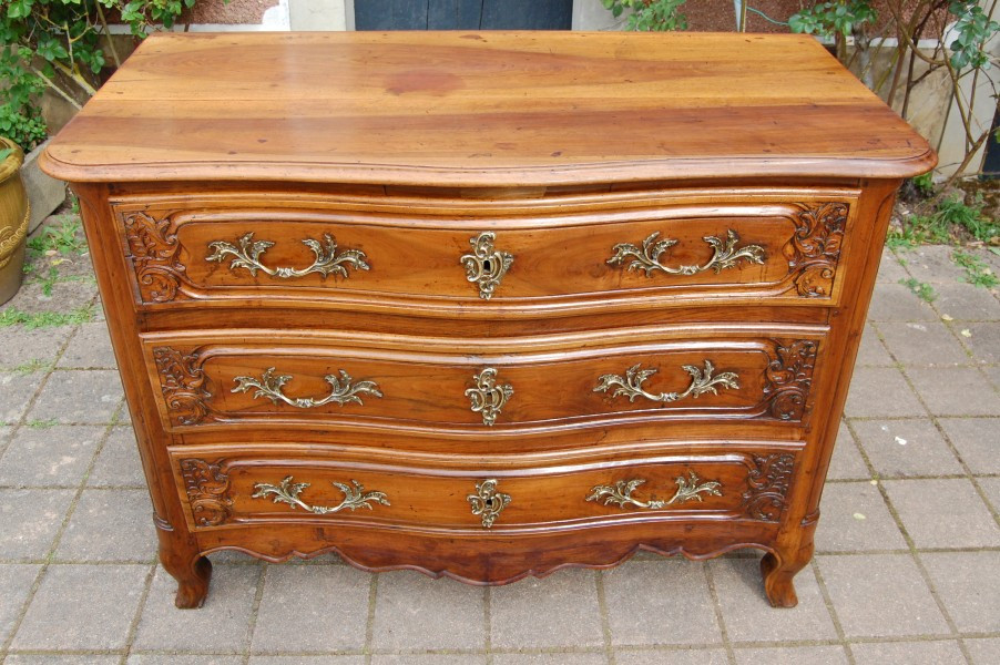 commode d époque louis XV en noyer du 18e siécle