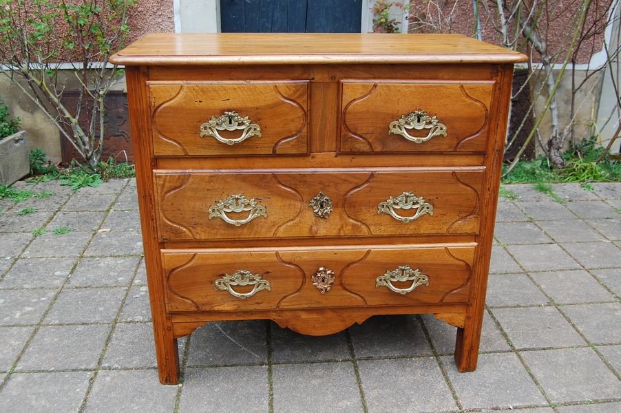 18th-century Louis XV-style Walnut Chest Of Drawers