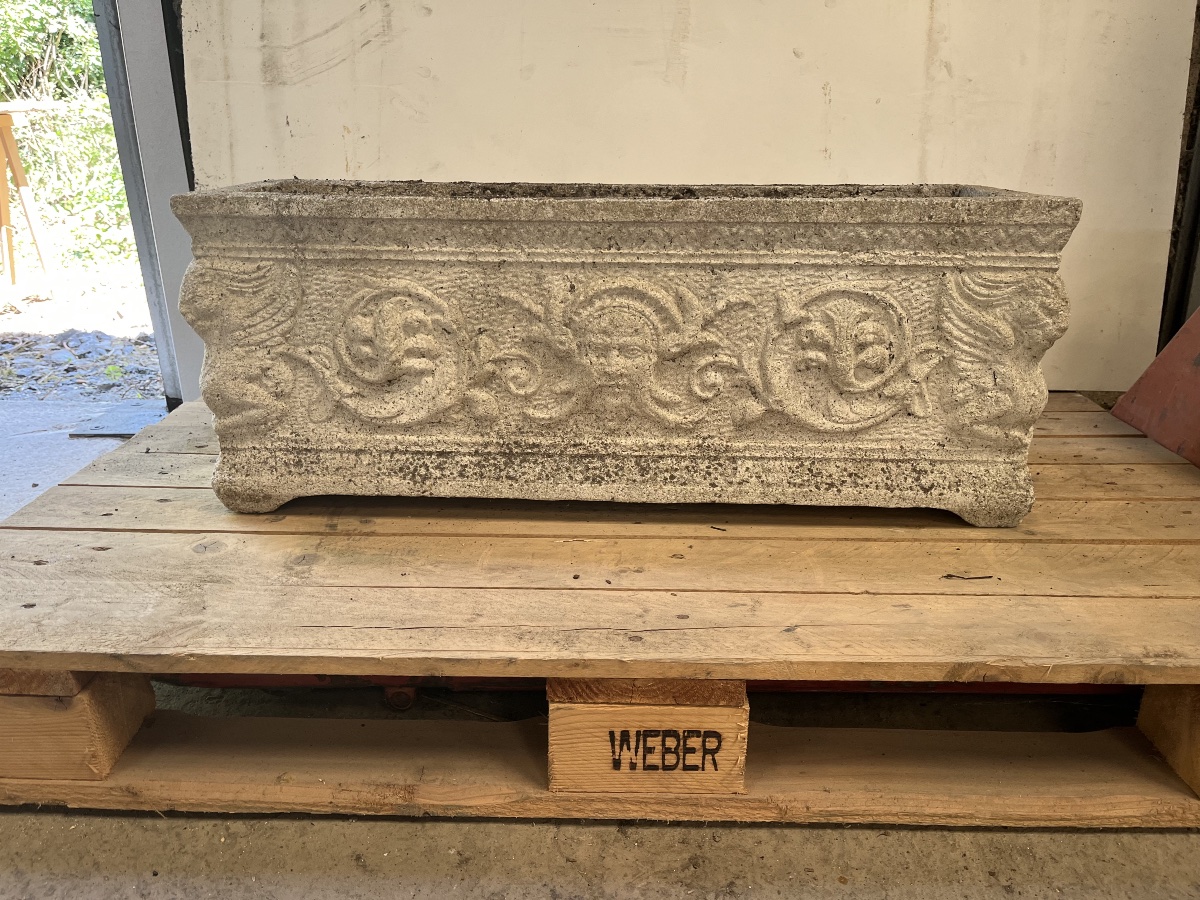 Jardinière pierre reconstituée décor chiméres