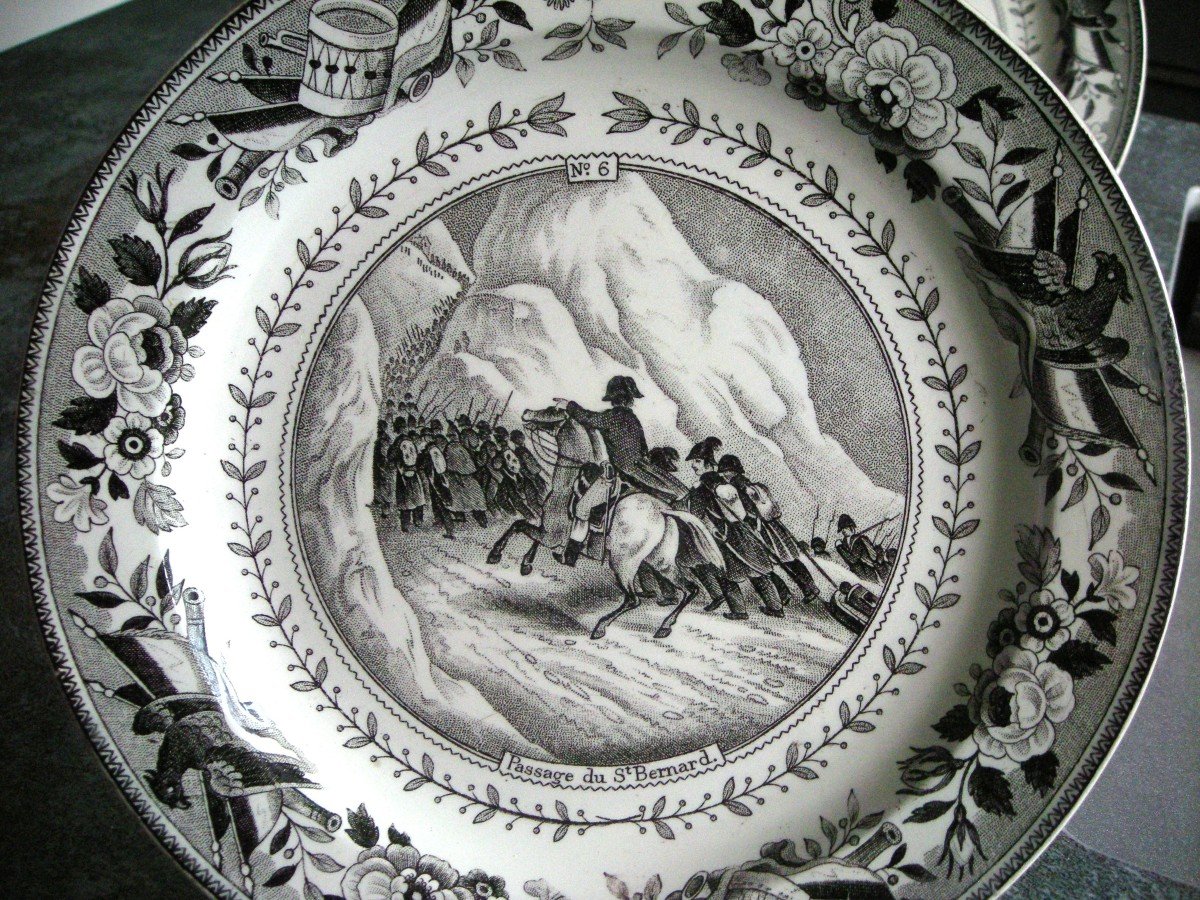 8  Assiettes  sur  " La  Vie  de  Napoléon  Bonaparte "  Signées  Montereau-photo-1