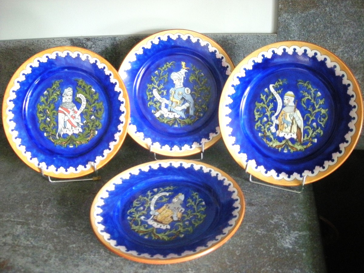 4  Assiettes  En  Faïence  Héraldique  1903  De  Pierrefonds