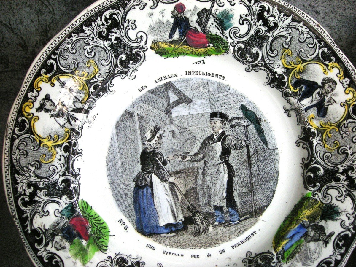 Deux  Assiettes  XIXème Porcelaine Opaque  " Les  Animaux  Intelligents "-photo-2