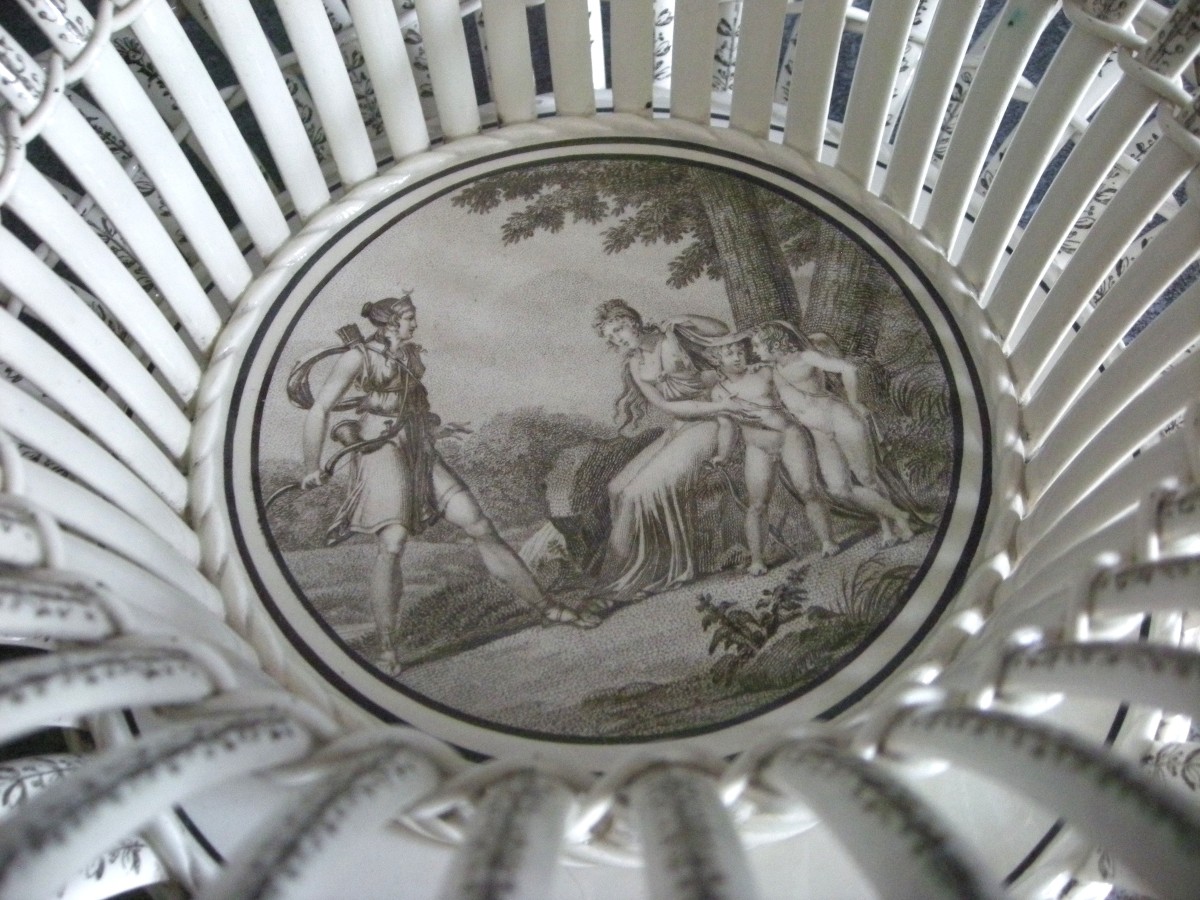 Corbeille  et  son  plateau  Faïence  Fine  Décor  Mythologique  de  Creil-photo-1