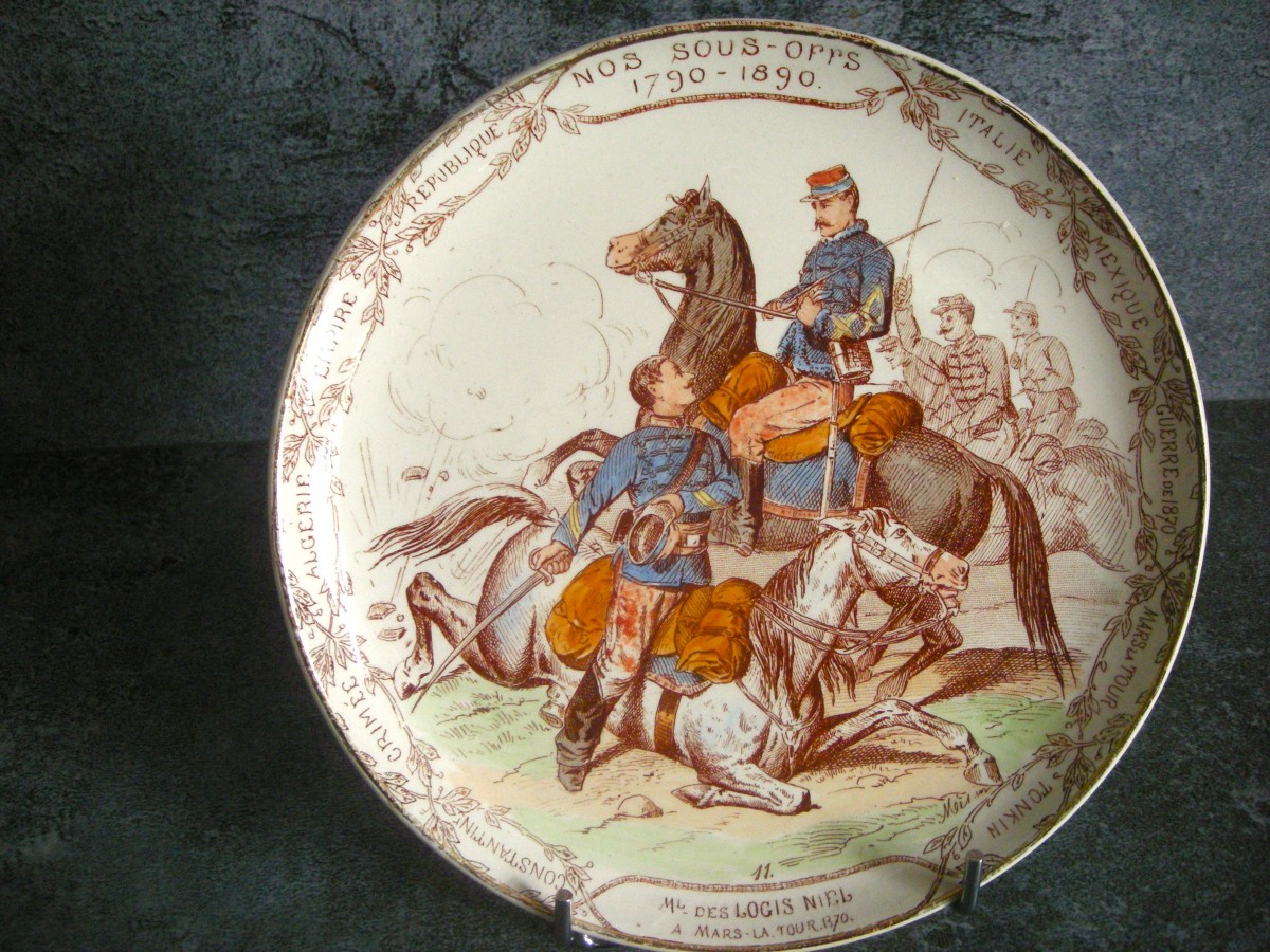 9  Assiettes  Faïence  vers  1890  Décor " LES  SOUS - OFFS "  de  Creil  Montereau-photo-1