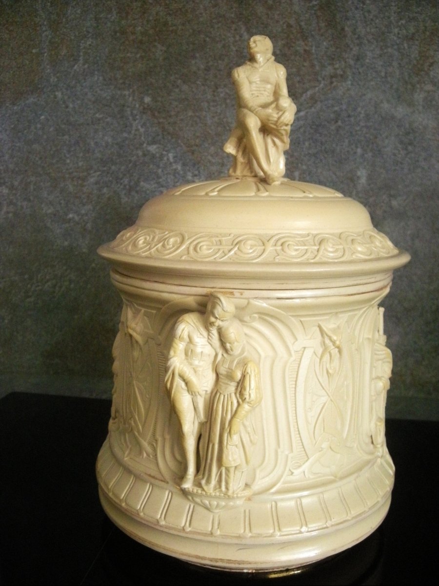 Pot  à  Tabac  Grès  Fin  1870  décor "  la  Commédia  Dell' Arte  " Sarreguemines