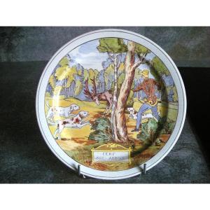 Assiette   "  CHASSE  au  14ème Siècle  "  Manufacture  De  Pierrefonds