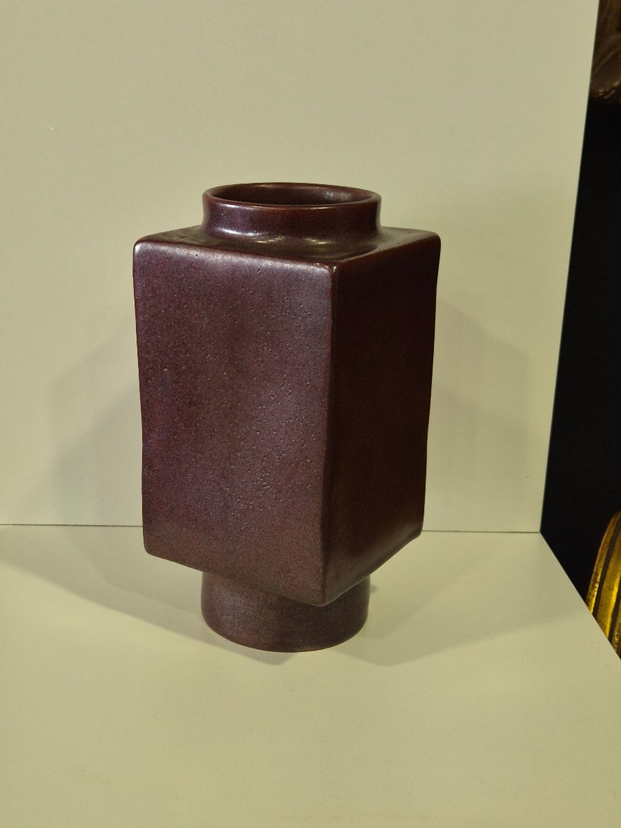 TIM et JACQUELINE ORR. VASE EN PORCELAINE EMAILLÉE
