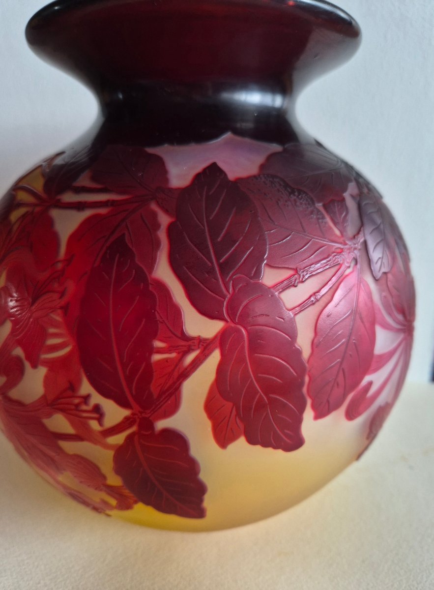 IMPORTANT VASE BOULE SIGNÉ EMILE GALLÉ. DECOR CHÈVREFEUILLE-photo-2