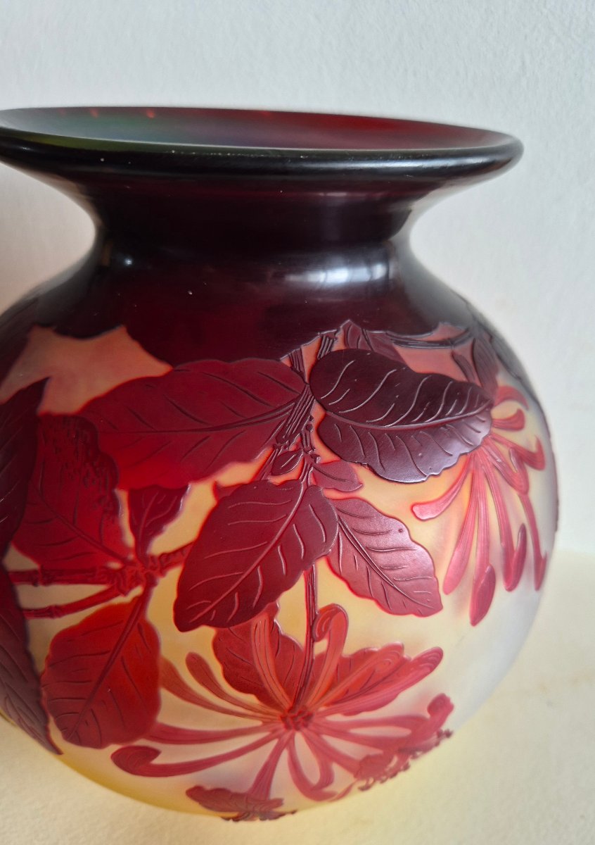 IMPORTANT VASE BOULE SIGNÉ EMILE GALLÉ. DECOR CHÈVREFEUILLE-photo-4