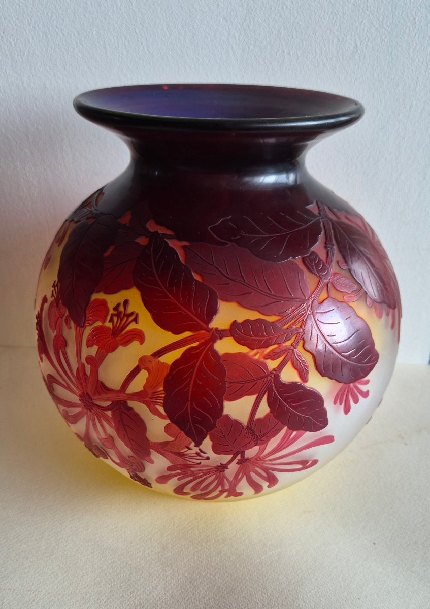IMPORTANT VASE BOULE SIGNÉ EMILE GALLÉ. DECOR CHÈVREFEUILLE
