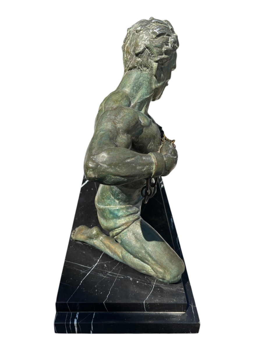 Sculpture La liberté brisant ses chaines  par Jean De Roncourt-photo-4