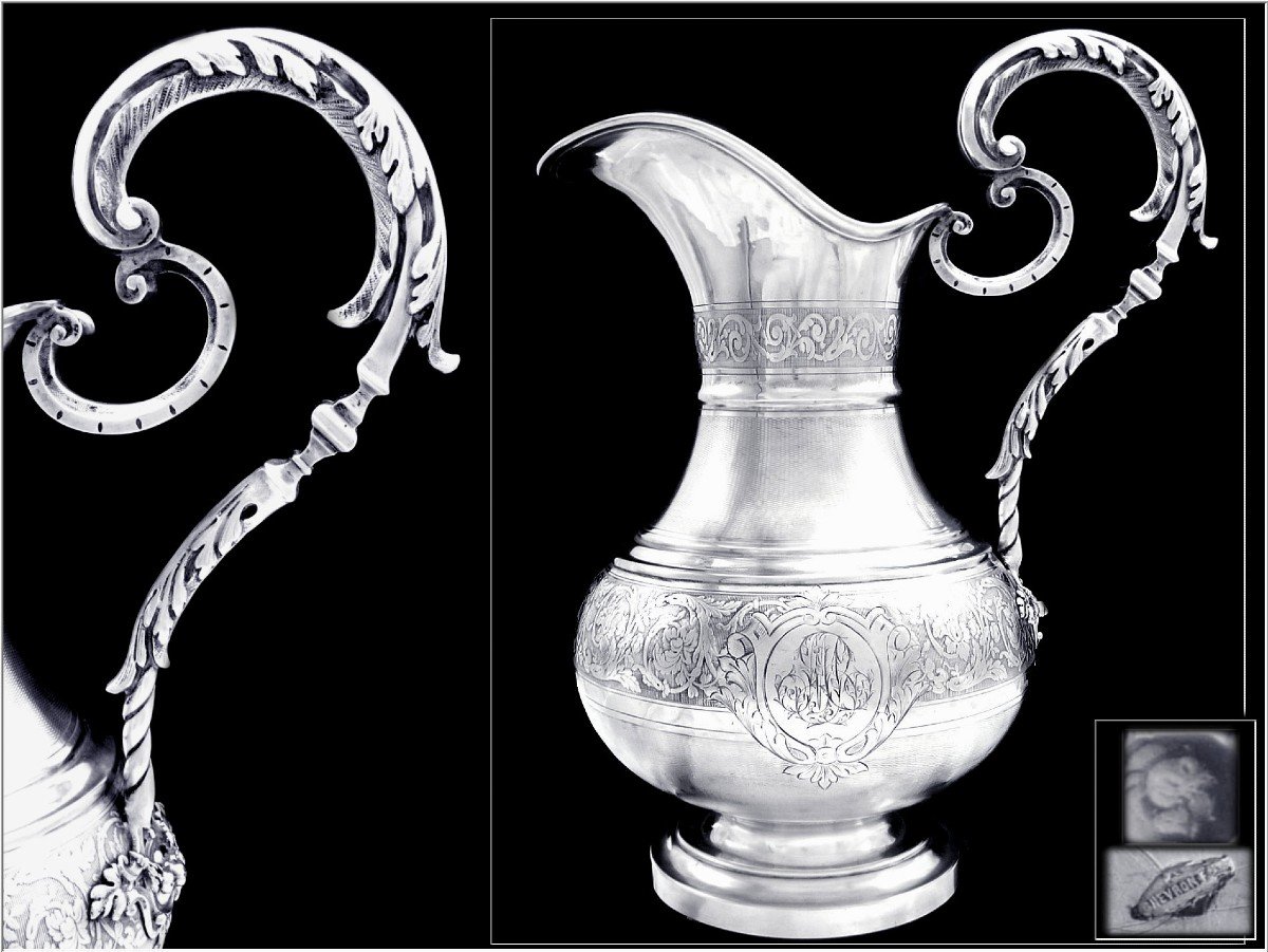 Chevron Frères  -  Imposant Broc à Eau  en Argent Massif Guilloché & Gravé.