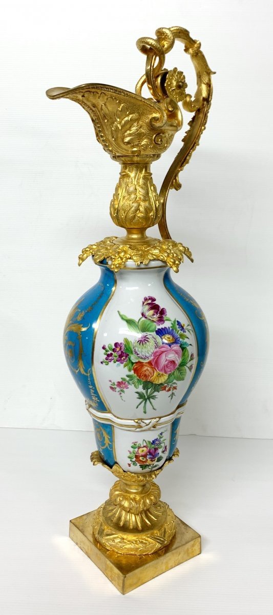 Aiguiere En Porcelaine De Paris Et Bronze Doré D’époque Napoléon III XIX ème Siècle 