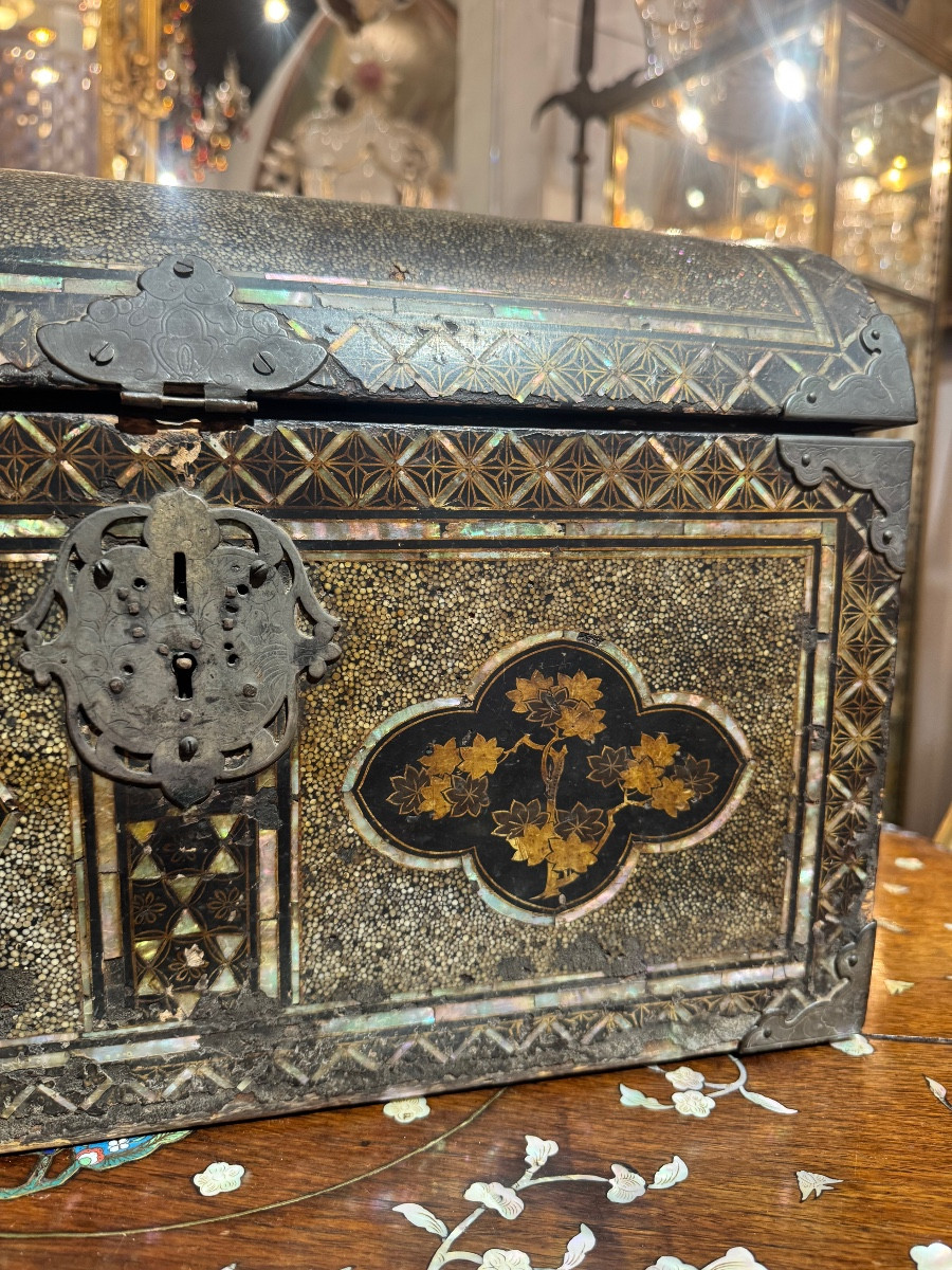 Japanese Namban Lacquer Box, Late 16th And Early 17th Century -photo-1