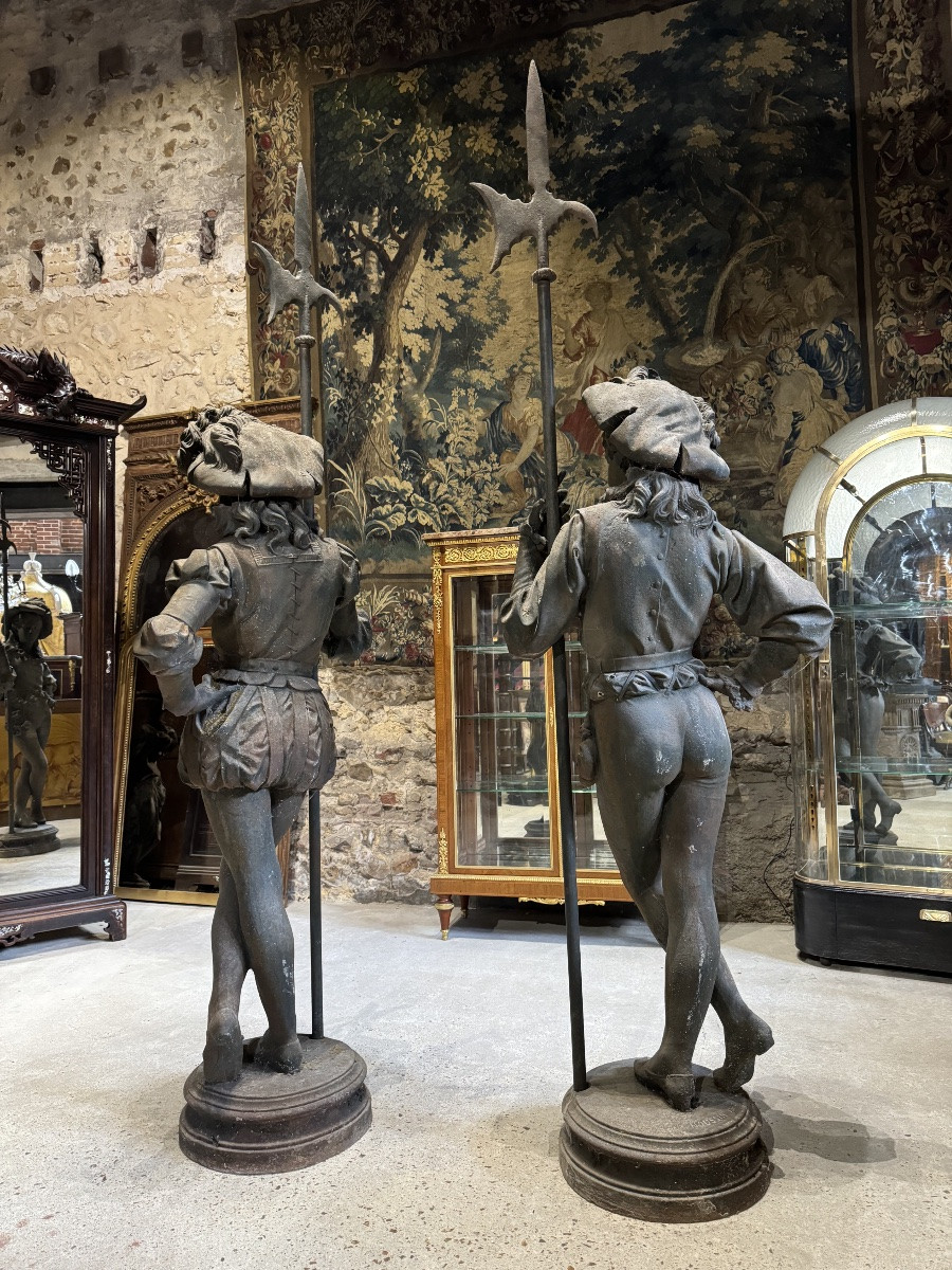 Paire d’hallebardiers en fonte signés de Édouard Houssin datés 1882-photo-3