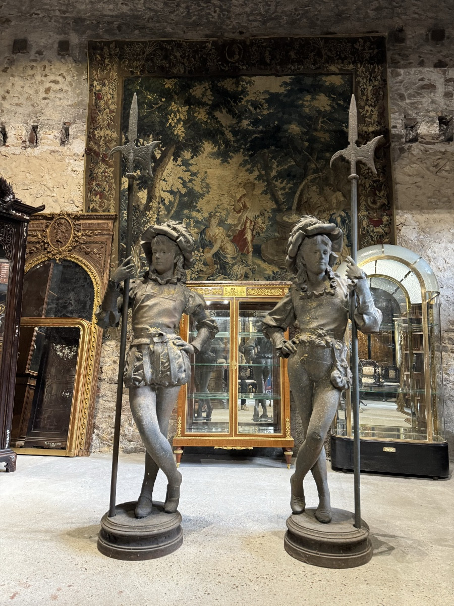 Paire d’hallebardiers en fonte signés de Édouard Houssin datés 1882