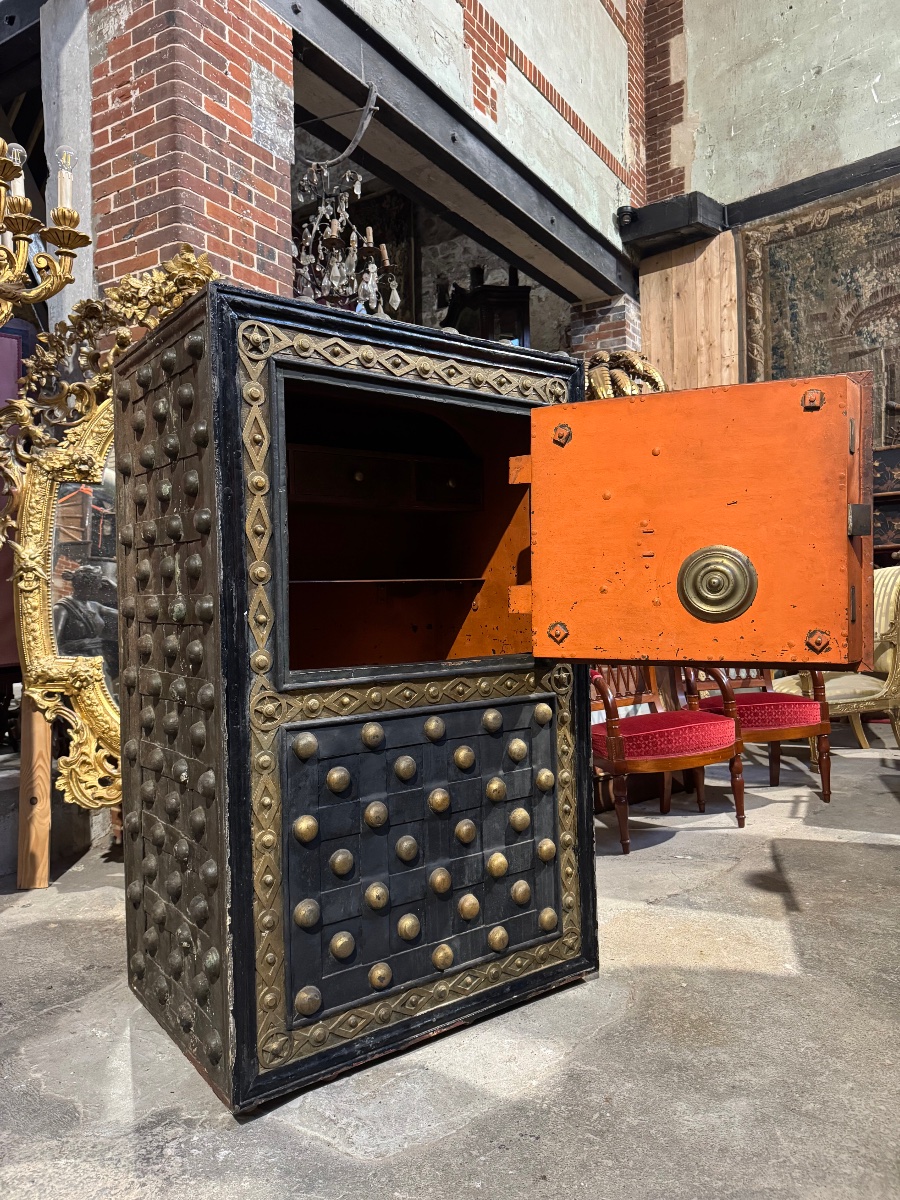 19th-century Studded Safe From The South Of France -photo-3